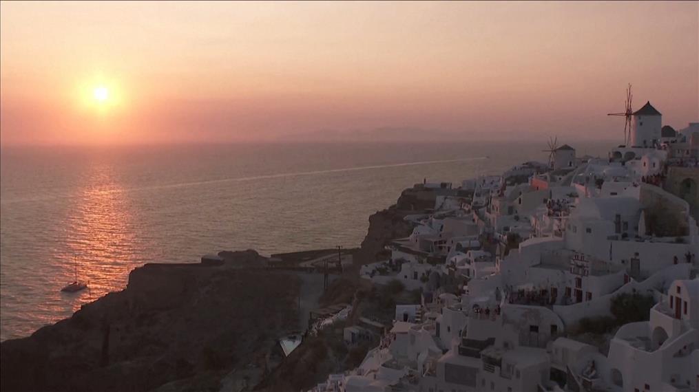 Reuters - Σαντορίνη: Το ηλιοβασίλεμα "μαγεύει" τους τουρίστες