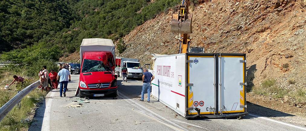 Τροχαίο - Τρίκαλα: καρότσα φορτηγού “καρφώθηκε” σε διερχόμενο όχημα (εικόνες)