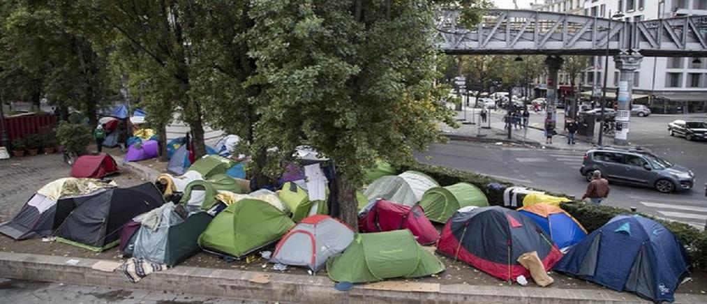 Πρόσφυγες στήνουν σκηνές στο Παρίσι μετά το κλείσιμο της ”Ζούγκλας” του Καλαί