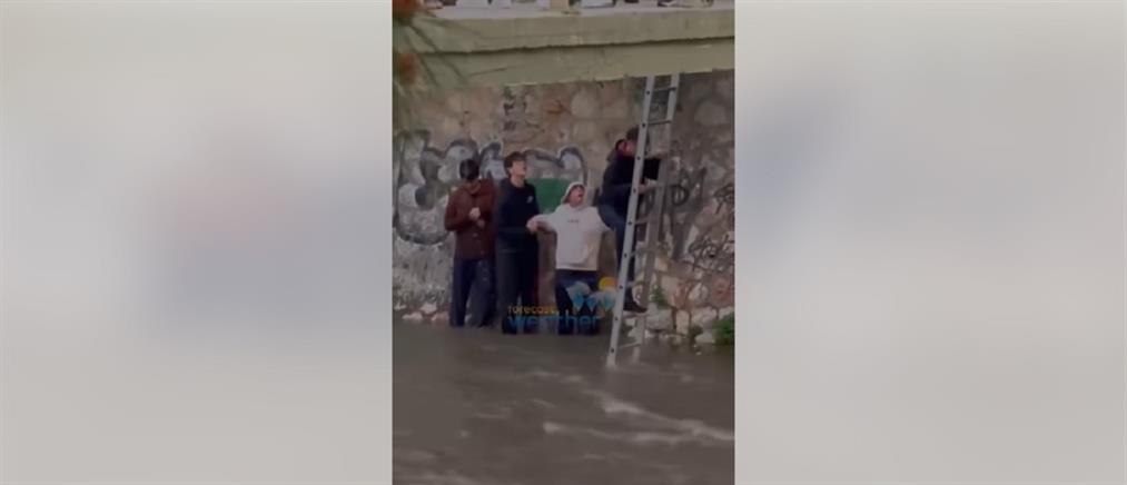 Ιλισσός: Μπουρίνι παγίδευσε παιδιά στο ποτάμι (βίντεο)