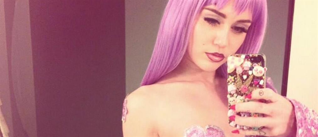 Μωβ γοργόνα η Cyrus, τα… έβγαλε στη φόρα η Minaj για το Halloween