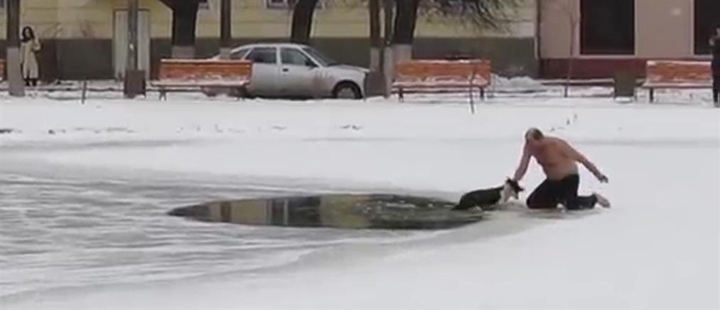 Τρέχει ημίγυμνος για να σώσει σκύλο από παγωμένη λίμνη (βίντεο)