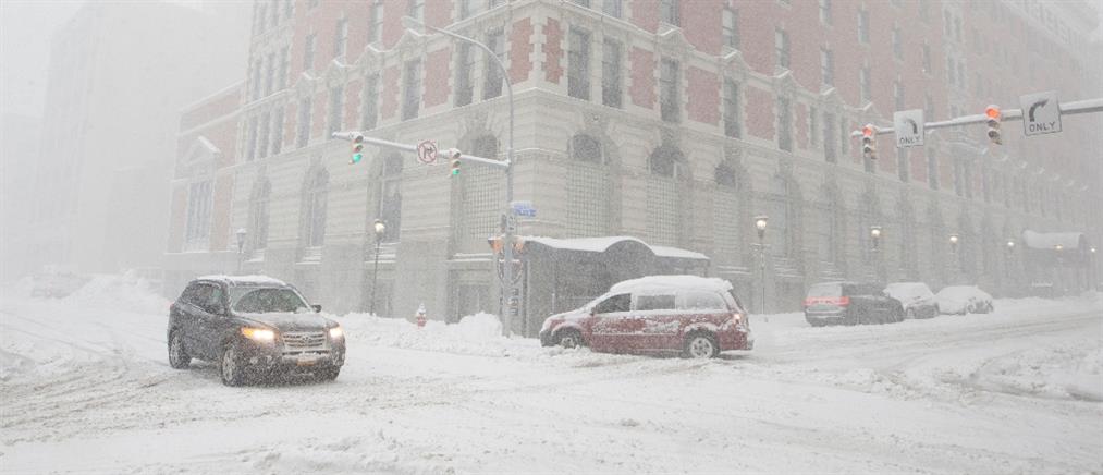 Νέα Υόρκη: Φονική χιονοθύελλα “πάγωσε” τα πάντα (εικόνες)
