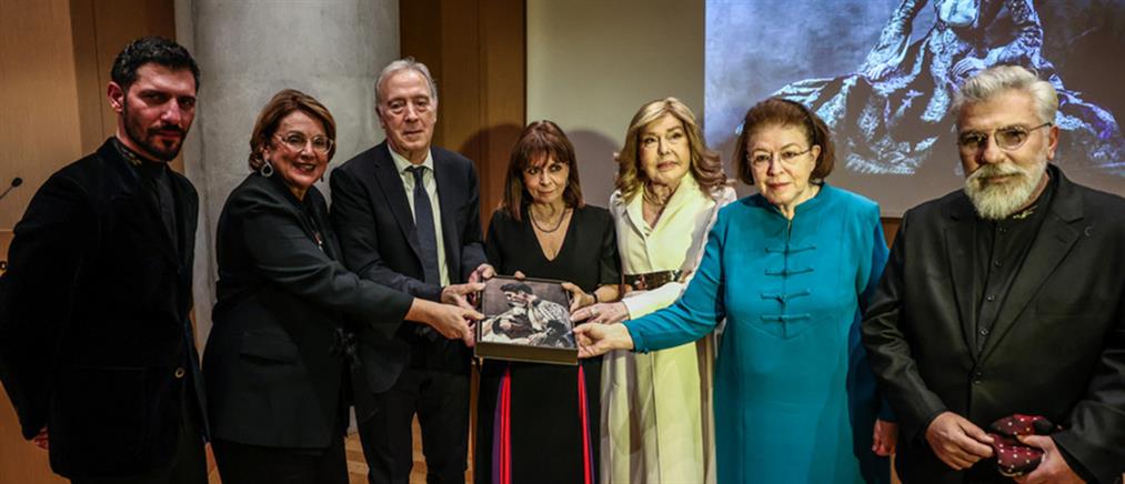Μουσείο Ακρόπολης: Η Σακελλαροπούλου εγκαινίασε την έκθεση “Ένδυμα Ψυχής” (εικόνες)