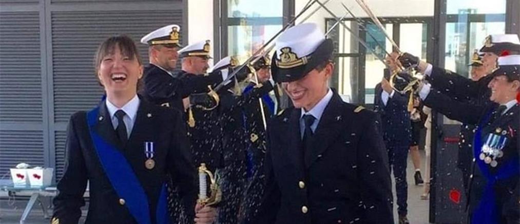 Υπουργικές ευχές για τον πρώτο γάμο μεταξύ γυναικών στο Πολεμικό Ναυτικό (βίντεο)
