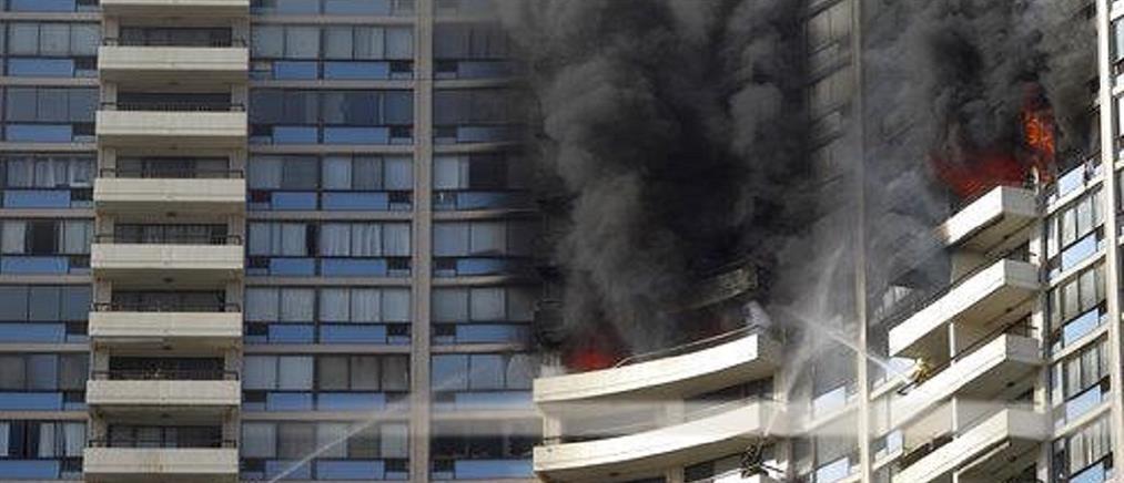 Φονική πυρκαγιά σε πολυκατοικία 36 ορόφων στην Χονολουλού (βίντεο)