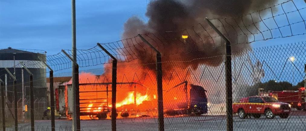 Θεσσαλονίκη: Φωτιά σε φορτηγά στο λιμάνι (εικόνες)