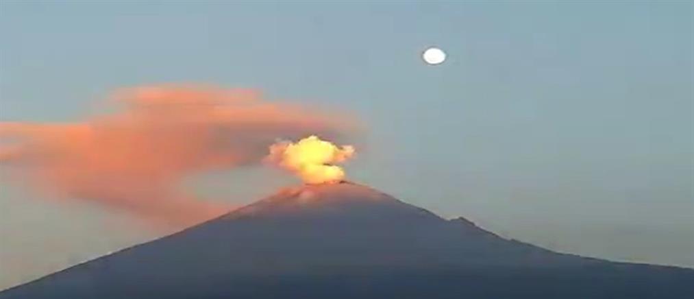 Το ηφαίστειο Ποποκατέπετλ εκρήγνυται με φόντο την πανσέληνο (βίντεο)