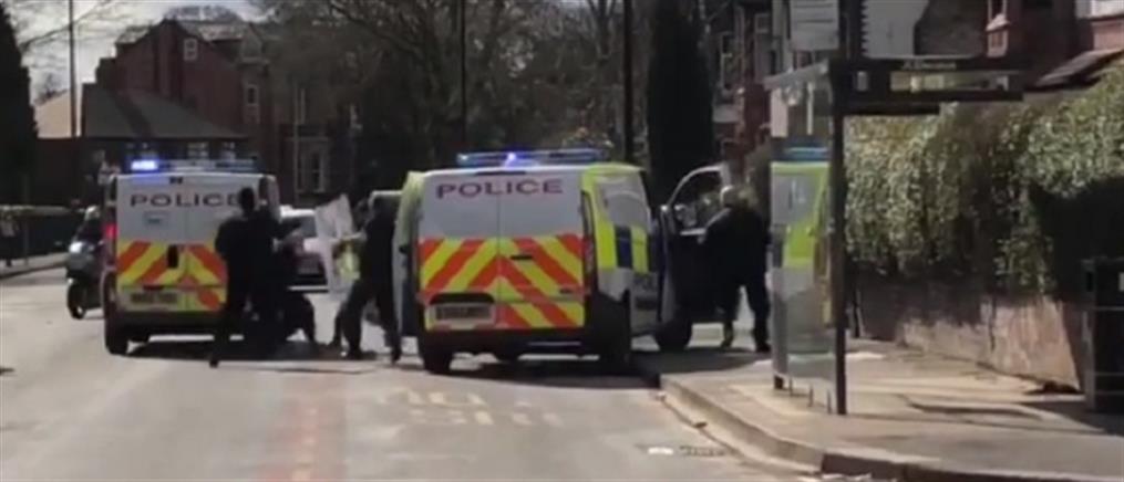 Καρέ-καρέ η επίθεση με σπαθί κατά αστυνομικών στο Μάντσεστερ (βίντεο)
