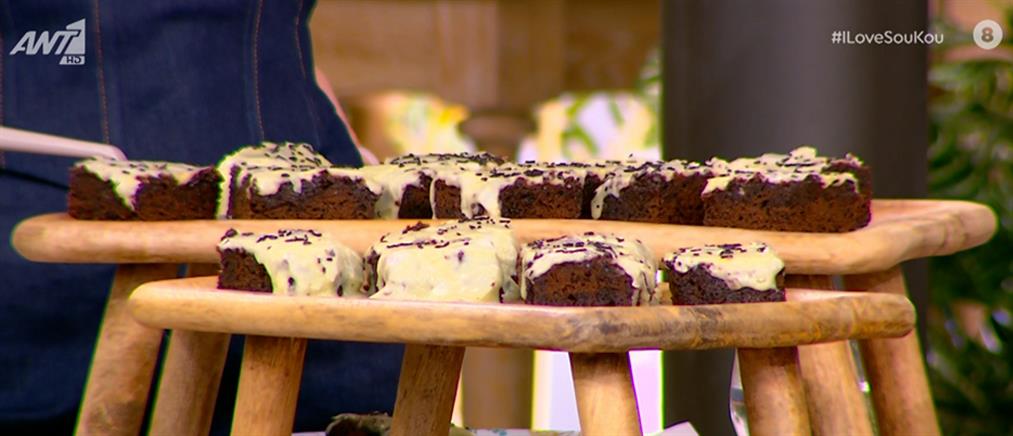Σιροπιαστό κέικ σοκολάτας από τον Νίκο Καρβέλα (βίντεο)