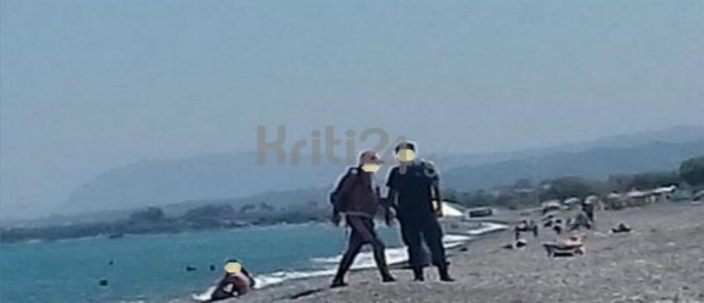 Αστυνομικοί απομάκρυναν γυμνιστή από παραλία (εικόνες)