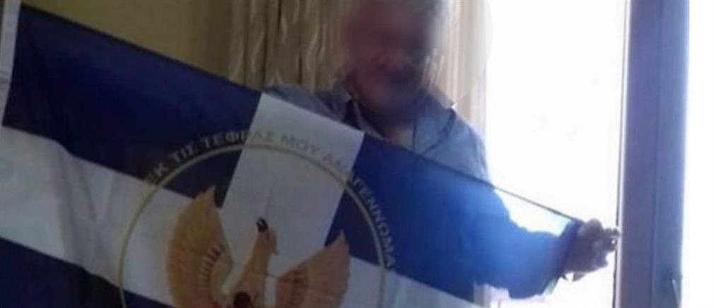 H ΝΔ διέγραψε δημοτικό σύμβουλο που πόζαρε με την σημαία της χούντας
