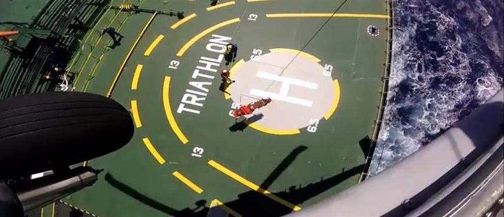 Ελικόπτερο του Πολεμικού Ναυτικού παραλαμβάνει ασθενή από πλοίο (βίντεο)
