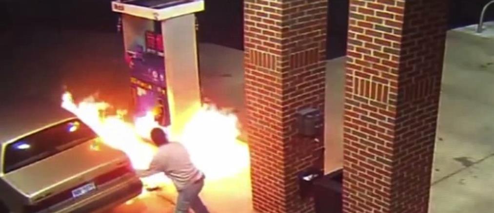 Προσπάθησε να βάλει φωτιά σε μια αράχνη… σε βενζινάδικο (Βίντεο)