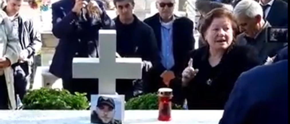 Κωνσταντίνος Κατσίφας: Η συγκίνηση στο ετήσιο μνημόσυνο και το ξέσπασμα της μητέρας του (βίντεο)