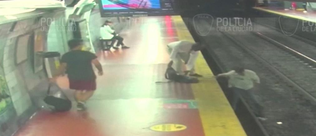 Κοιτούσε το κινητό του και έπεσε στις γραμμές του μετρό (βίντεο)