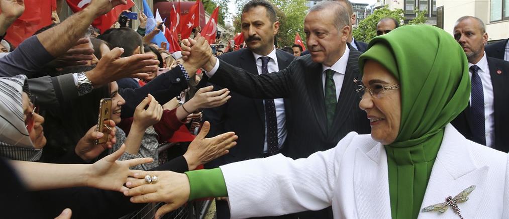 Προκλητική η Εμινέ Ερντογάν στο Λονδίνο – Εμφανίστηκε με τσάντα αξίας 50.000 δολαρίων (βίντεο)