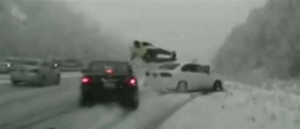 Τρομακτικό ατύχημα σε χιονισμένο δρόμο: αυτοκίνητο παρέσυρε αστυνομικό (βίντεο)