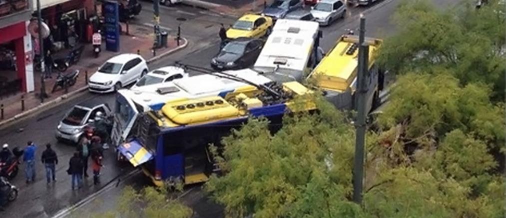 Σύγκρουση λεωφορείου με τρόλεϊ στην πλατεία Κολιάτσου