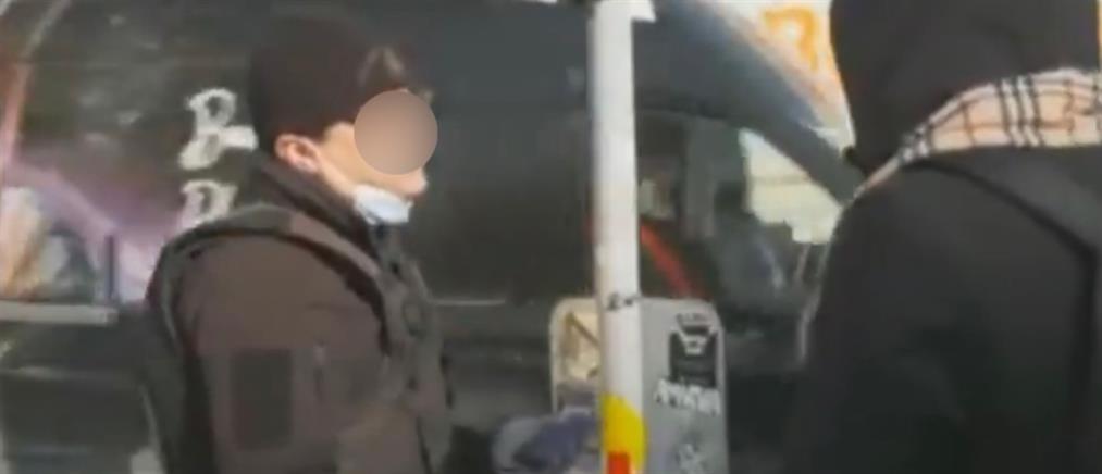 Θεσσαλονίκη: Αστυνομικός έκοψε πρόστιμο για μάσκα, με τη δική του... στο πηγούνι (βίντεο)