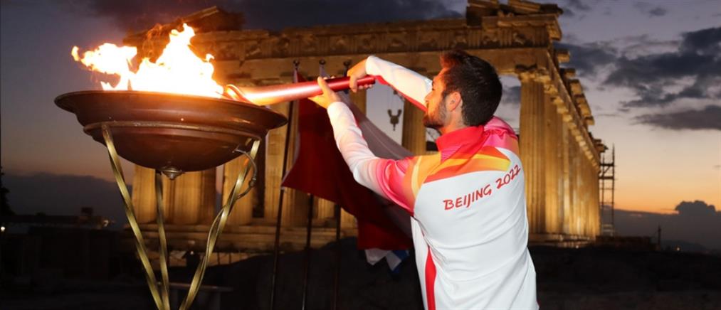 Ακρόπολη: Ο Στέφανος Ντούσκος άναψε την Ολυμπιακή Φλόγα (εικόνες)