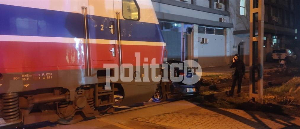 Θεσσαλονίκη: Τρένο παρέσυρε αυτοκίνητο (εικόνες)