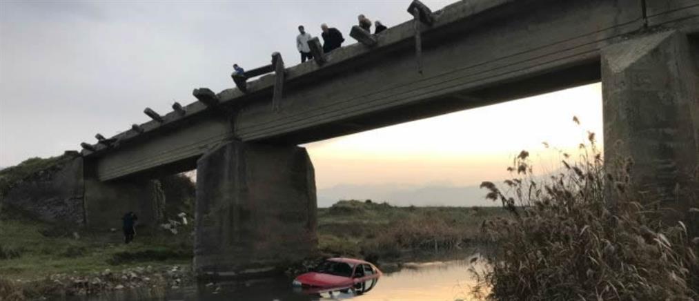 Πέταξαν αυτοκίνητα από γέφυρα σε ποτάμι