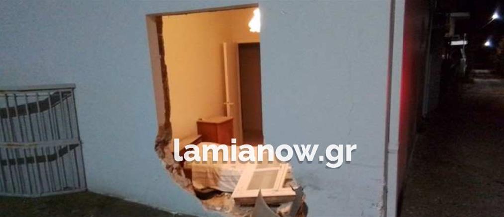 Τροχαίο - Λαμία: Οδηγός έχασε τον έλεγχο του ΙΧ και... γκρέμισε τοίχο σπιτιού (εικόνες)