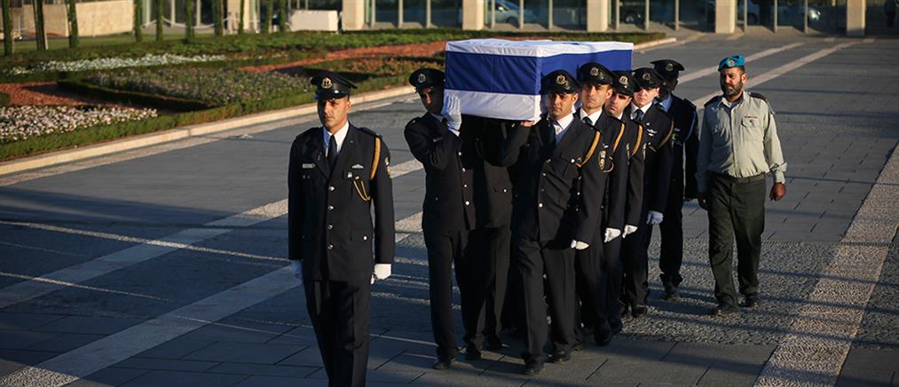 Χιλιάδες Ισραηλινοί αποτίουν ύστατο φόρο τιμής στον Σιμόν Πέρες
