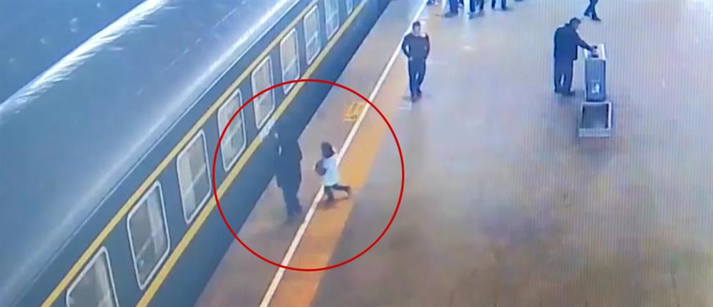 Τρίχρονη έπεσε στο κενό μεταξύ αποβάθρας και τρένου – Πώς σώθηκε (βίντεο)