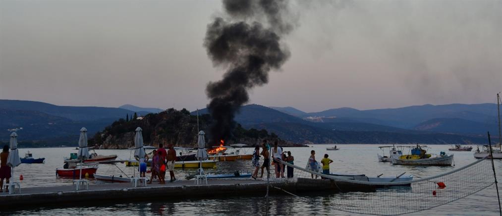Τολό: Έκρηξη και φωτιά σε σκάφος (εικόνες)