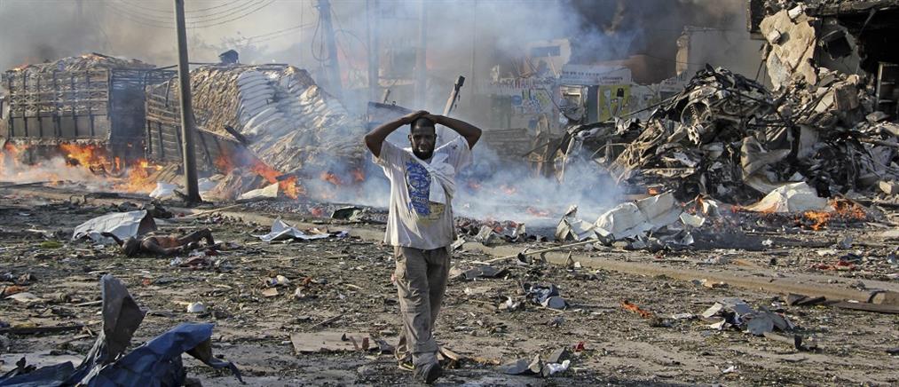 Εφιαλτικός ο απολογισμός των δύο βομβιστικών επιθέσεων στη Σομαλία (βίντεο)