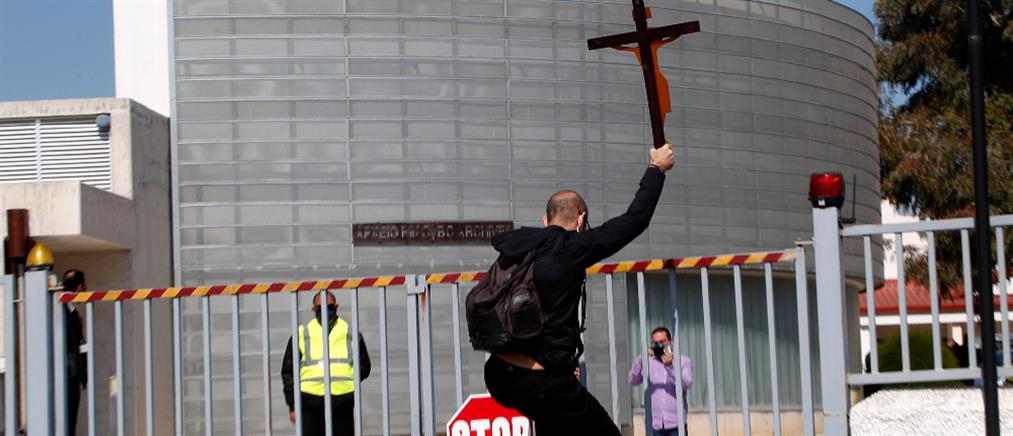 “El Diablo”: Νέες διαμαρτυρίες με σταυρούς και εικόνες του Χριστού στην Κύπρο