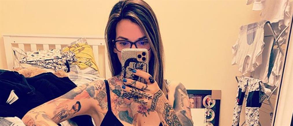 Κατέρριψε το παγκόσμιο ρεκόρ με τατουάζ του αγαπημένου της καλλιτέχνη! (εικόνες)