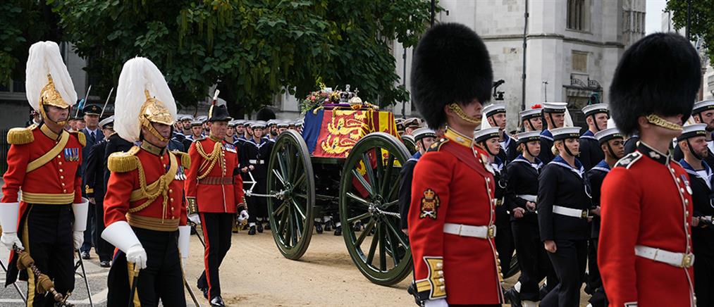 Βασίλισσα Ελισάβετ: η κηδεία και η πομπή έως την αψίδα του Ουέλινγκτον (εικόνες)