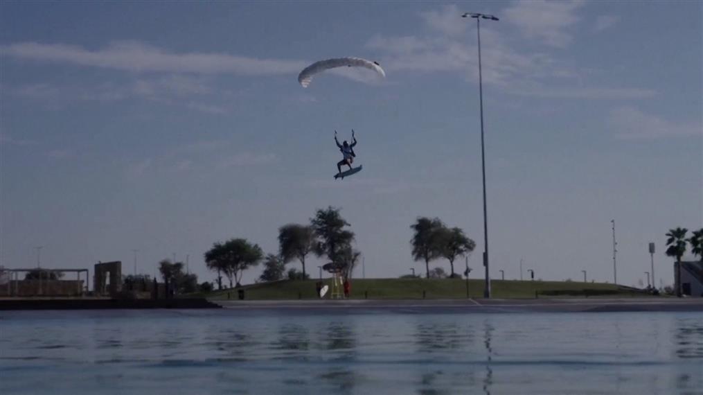 Άμπου Ντάμπι: Χιλιανός κάνει sky diving και "προσθαλασσώνεται" κάνοντας σερφ