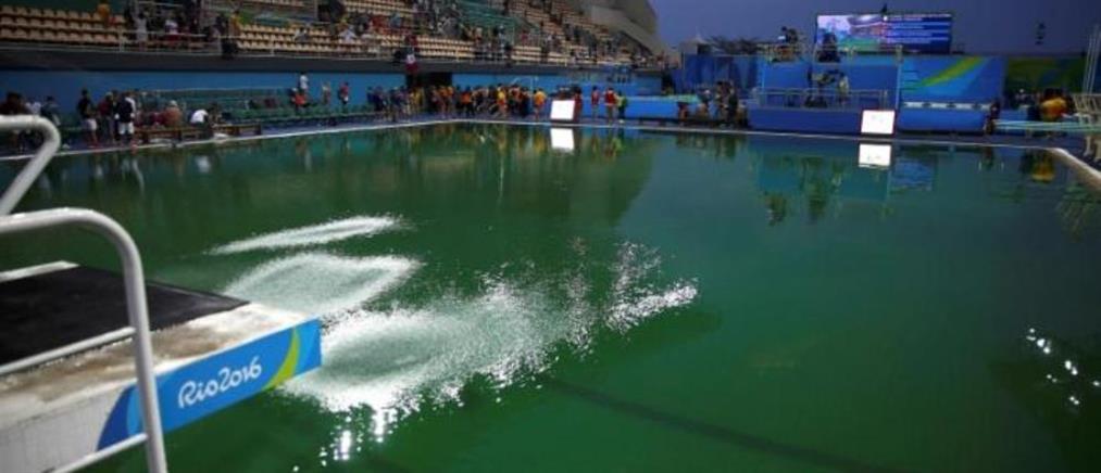 Ρίο 2016: Αδειάζουν το θολό πράσινο νερό του κολυμβητηρίου