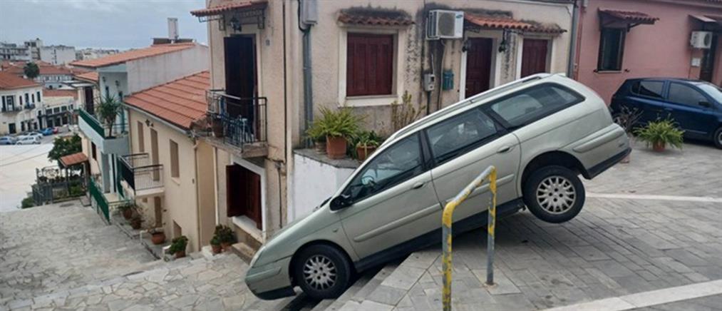 Καλαμάτα: 92χρονος έστριψε λάθος και το αυτοκίνητο βρέθηκε να... κρέμεται σε σκαλιά (εικόνες)
