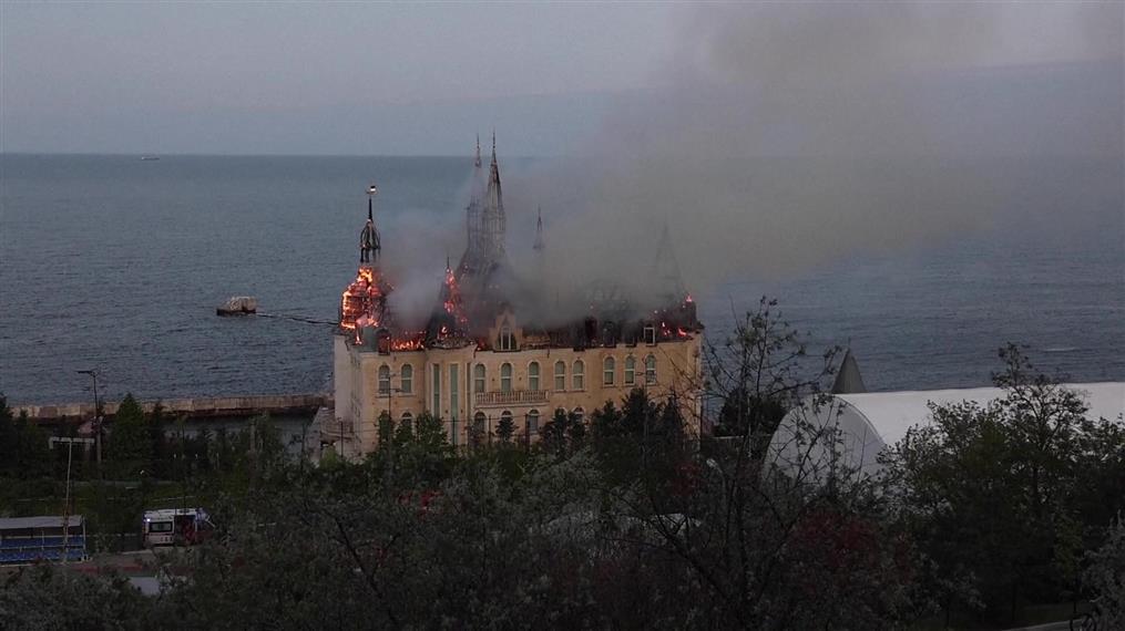 Οδησσός: Κτήριο παραδόθηκε στις φλόγες μετά από ρωσική πυραυλική επίθεση