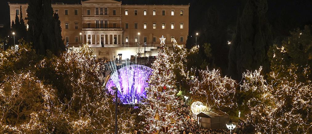 Σύνταγμα: Χριστουγεννιάτικο δέντρο με 24000 λαμπιόνια στην “καρδιά” της Αθήνας (εικόνες)