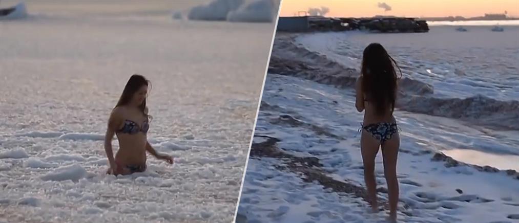 Φορά το μπικίνι της και κολυμπά στην Κασπία Θάλασσα με -17 βαθμούς Κελσίου (βίντεο)