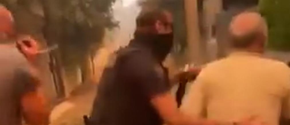 Φωτιά στην Μάνδρα: Δραματικοί απεγκλωβισμοί κατοίκων από αστυνομικούς (βίντεο)