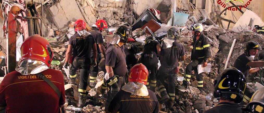 Μακραίνει η λίστα των νεκρών από την κατάρρευση κτηρίου στην Νάπολη (βίντεο)