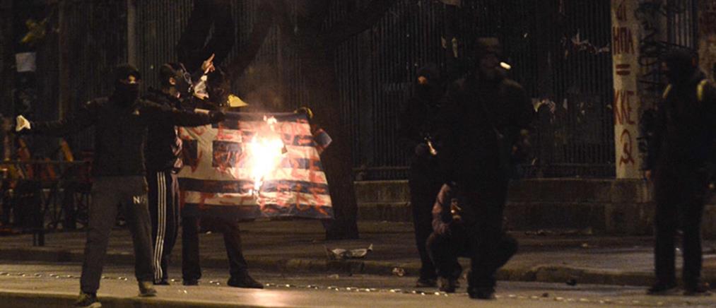 Ταυτοποιήθηκε ο νεαρός που έκαψε την ελληνική σημαία