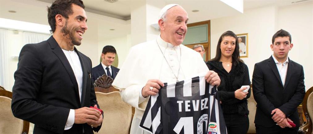 Φανέλα της «Μεγάλης Κυρίας» έκανε δώρο στον Πάπα ο Τέβες