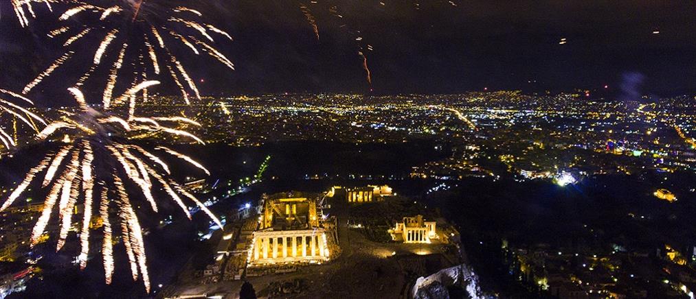 Πρωτοχρονιά 2017: Γέμισε χρώματα ο ουρανός της Αθήνας (φωτο)