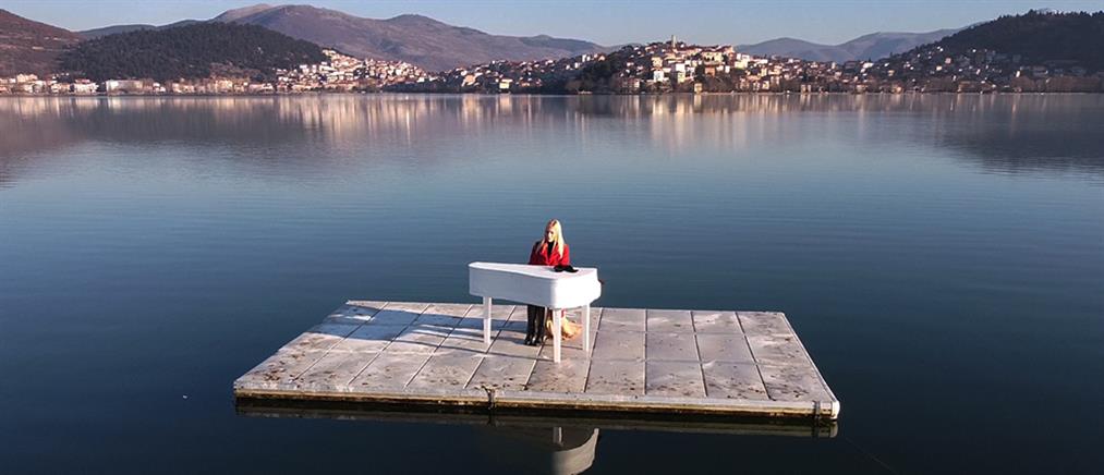 Καστοριά: Παίζει πιάνο στη μέση της λίμνης (εικόνες)
