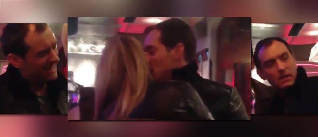 Ο Τζουντ Λο μεθυσμένος προσπαθεί να φιλήσει ένα μοντέλο του Playboy