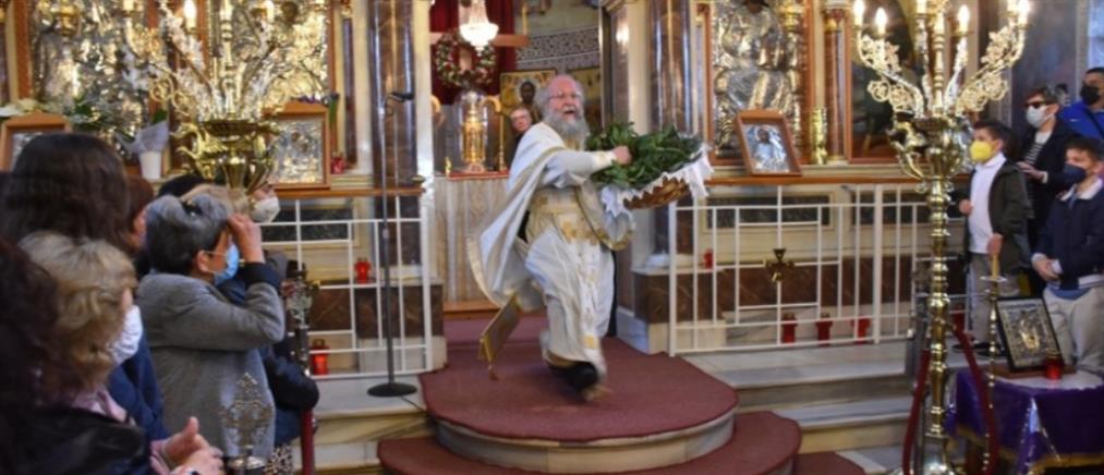 Χίος: Η πρώτη Ανάσταση από τον “ιπτάμενο ιερέα”στην Παναγία Ευαγγελίστρια (βίντεο)