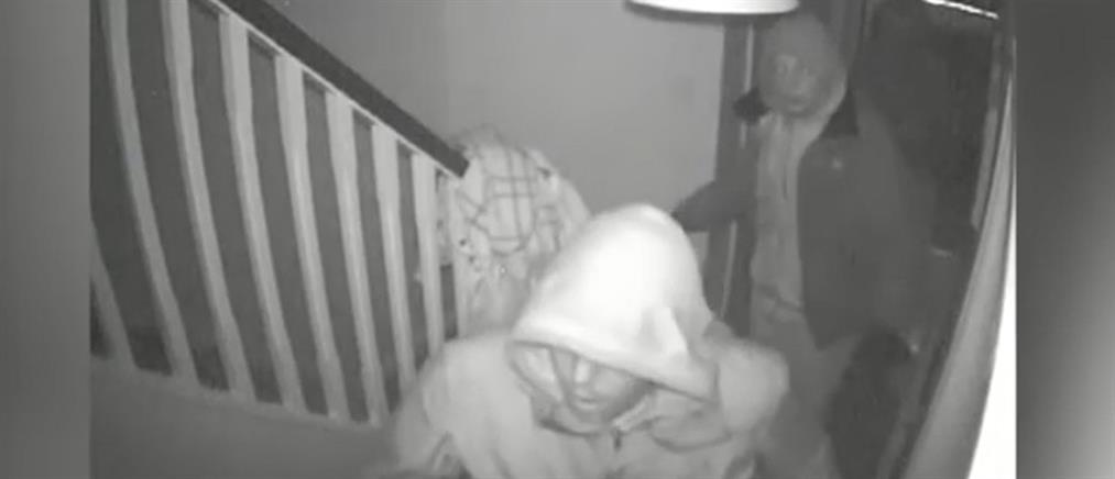 Καρέ-καρέ η εισβολή ληστών σε σπίτι την ώρα που ζευγάρι κοιμάται (βίντεο)